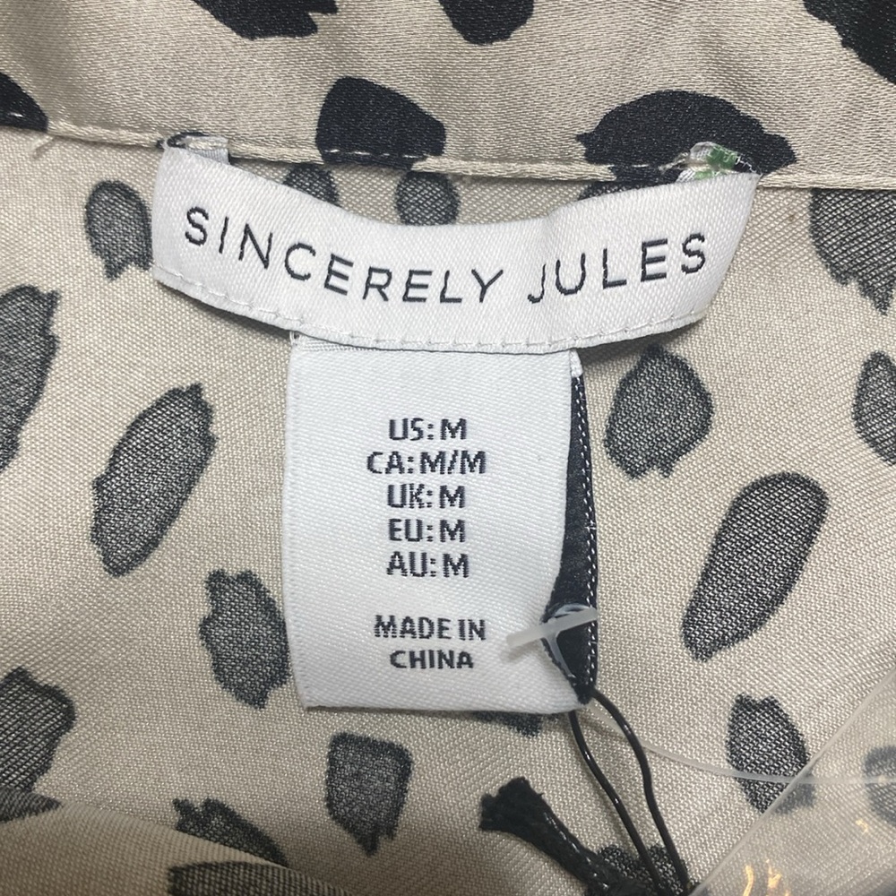 Sincerely Jules tan & black animal print long sleeve button down blouse size M - Picture 6 of 8
